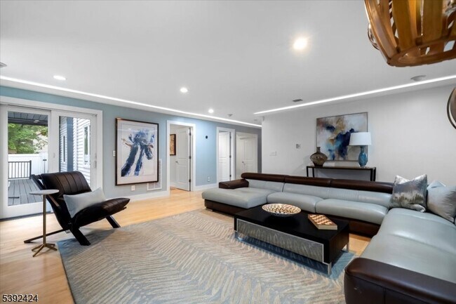 Building Photo - 827 Alden Rd