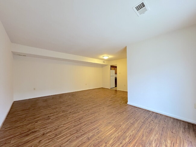 Building Photo - Charming & Modern Annandale Retreat on Conwell Dr