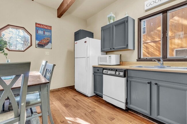 Building Photo - 689 Butte Ave