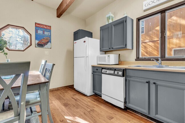 Building Photo - Property is offered at $1,800/month unfurnished, or $1,900/month furnished if preferred