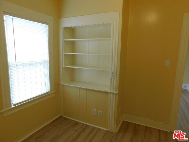 Building Photo - 616 W 58th St