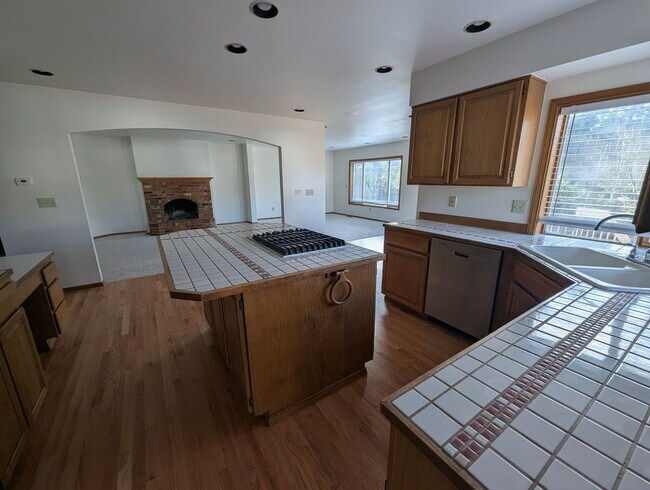 Building Photo - Gorgeous 3 Bedroom • 2.5 Bath Home Recently Remodeled and Ready for you!