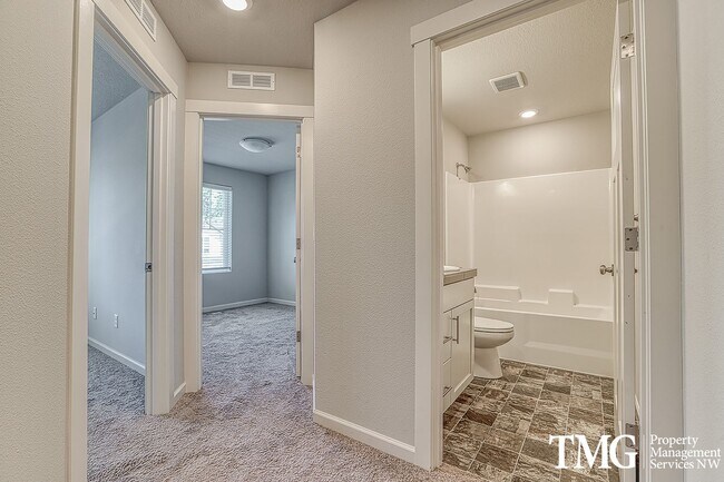 Building Photo - 3 Bedroom, 2.5 Bath Townhome In Ridgefield!