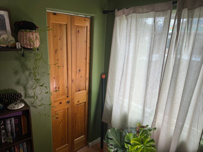 Building Photo - Great Single Level Home in Oakridge!