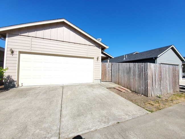 Building Photo - Small Dogs Welcome! 3 Bedroom, 2 Bathroom ...