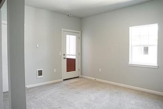 Building Photo - 875 village loop