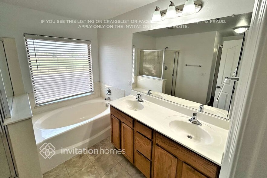 Building Photo - 6233 S 15th Dr