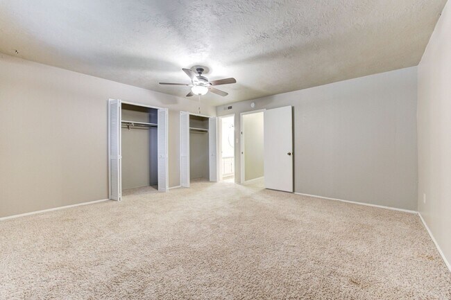 Building Photo - Cute Townhouse in the Heart of Norman, just minutes from OU!