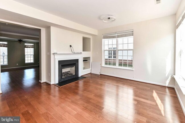 Building Photo - 13592 Village Green Dr
