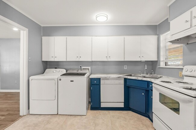 Building Photo - 713 Oakwood