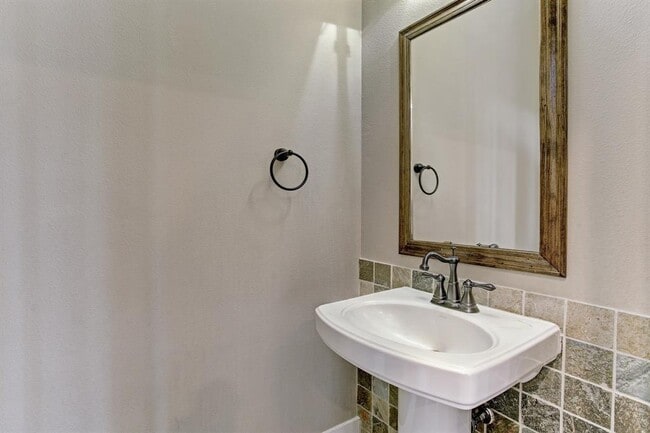 Building Photo - 511 Birdsall St