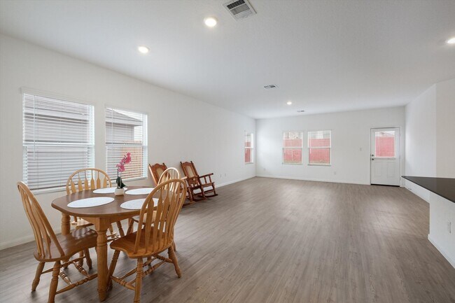 Building Photo - Move-In Ready Gem with Open Layout & Prime Location