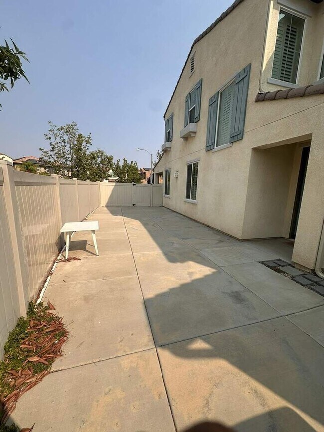 Building Photo - Stylish 4BR/3BA Home in Rosetta Canyon wit...