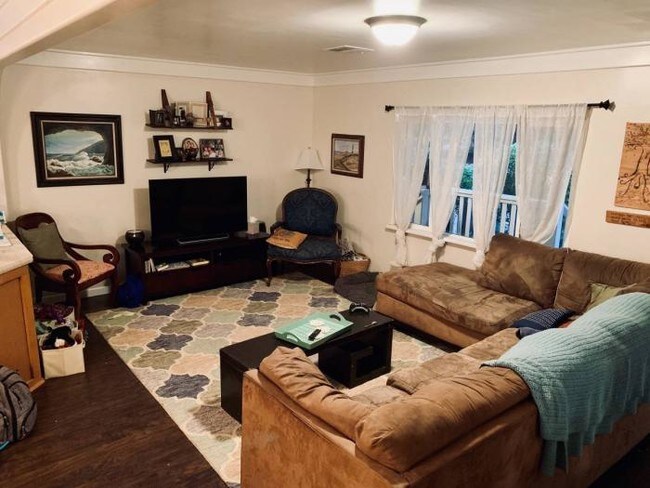 Building Photo - 3 bedroom in Santa Barbara CA 93110