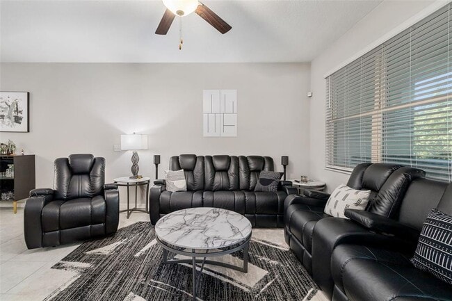 Building Photo - 621 Royal Empress Dr