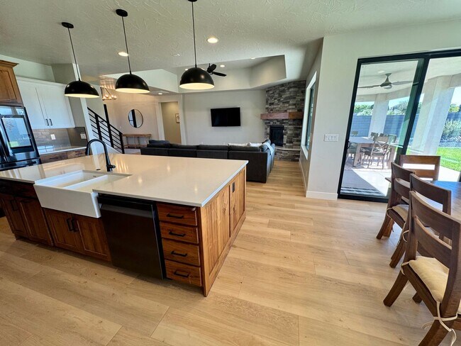 Building Photo - Beautiful Modern 5 Bedroom Furnished Home!!