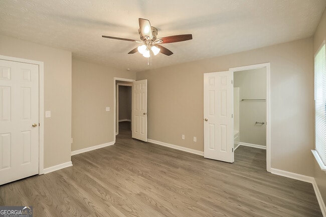 Building Photo - 8303 Lakeview Dr SW