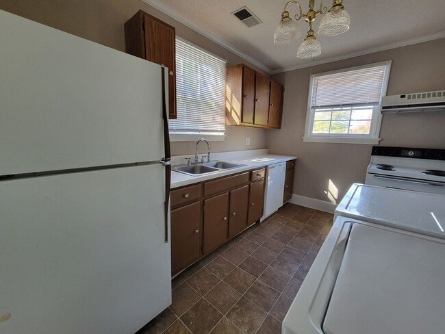 Building Photo - 2 Bedroom House off of Ogelthorpe Avenue