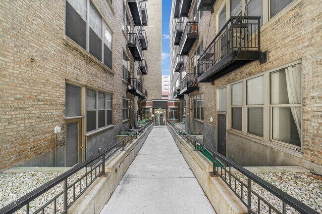 Building Photo - 1500 W Monroe St