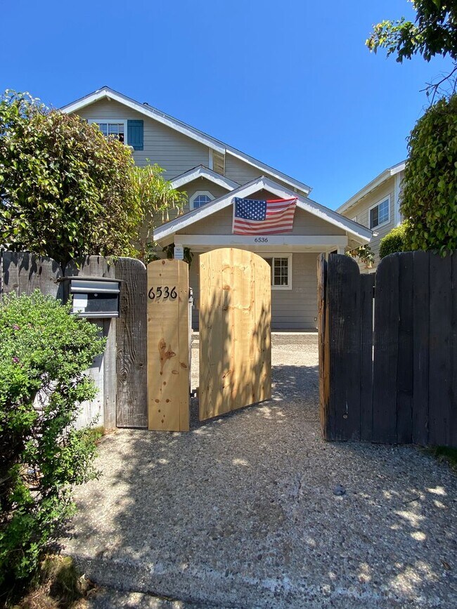 Building Photo - 6536 Del Playa Dr