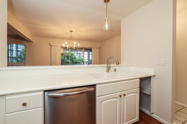 Building Photo - 2 Bedroom Condo in Highly Desirable Richmond Marina Bay!