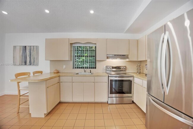 Building Photo - 139 N Bay Harbor Dr