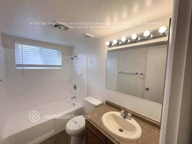 Building Photo - 1720 E Dana Ave