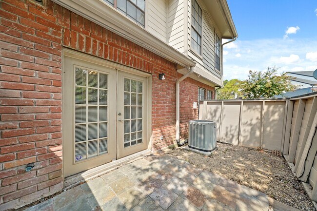 Building Photo - 2211 S Kirkwood Rd