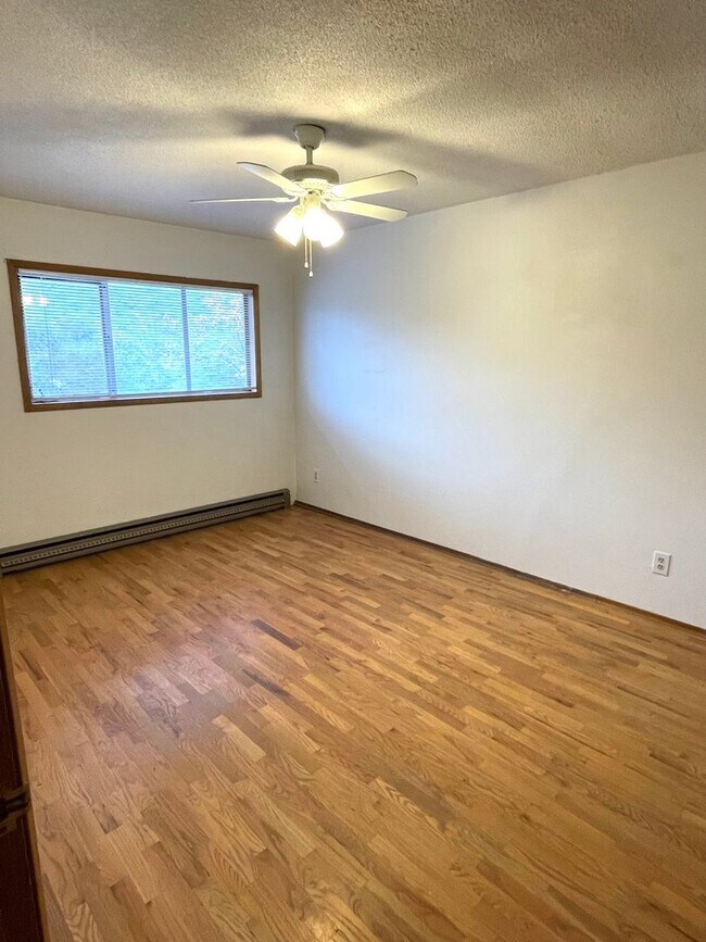 Building Photo - Peaceful 55+ Living | 2 Bed, 1 Bath Apartment with Golf Course Views — Kennewick, WA