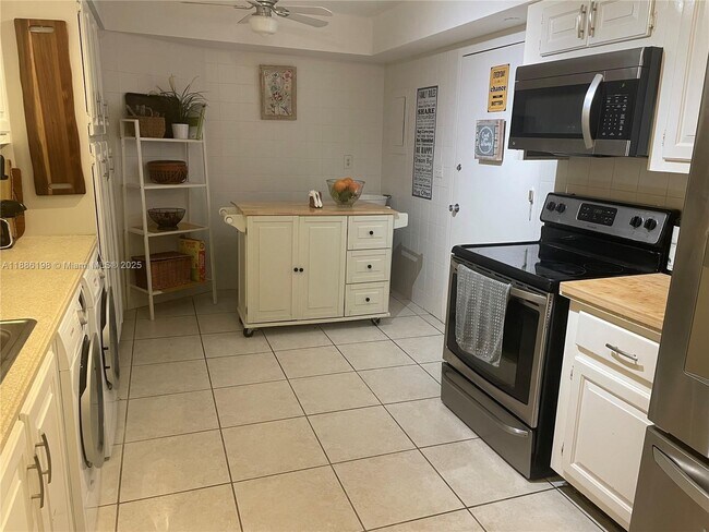 Building Photo - 1121 Crandon Blvd