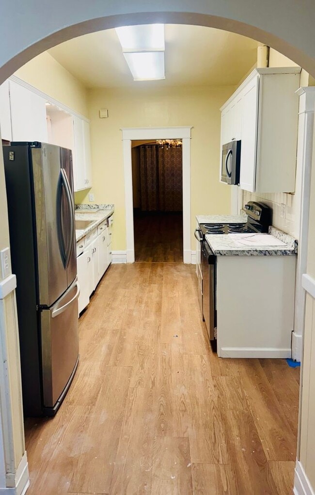 Building Photo - Cute, remodeled home!!