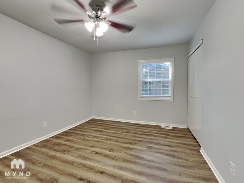 Building Photo - 910 Pond St