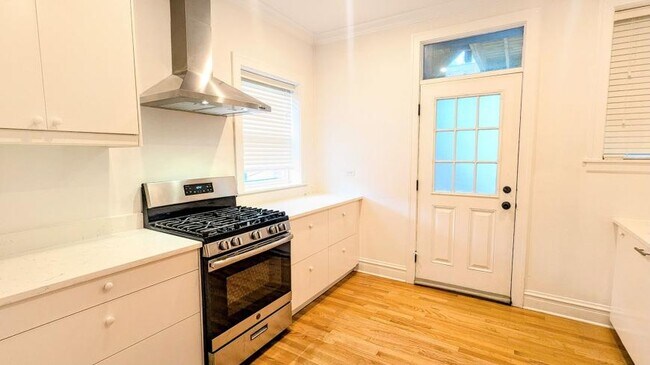 Building Photo - 3 bedroom in Chicago IL 60618