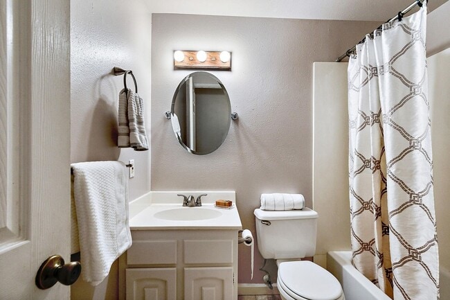 Building Photo - Three bed, Two bath home | Available November 1