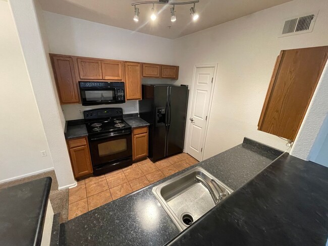 Building Photo - Englewood 2 Bedroom, 2 Bath Condo (Availab...