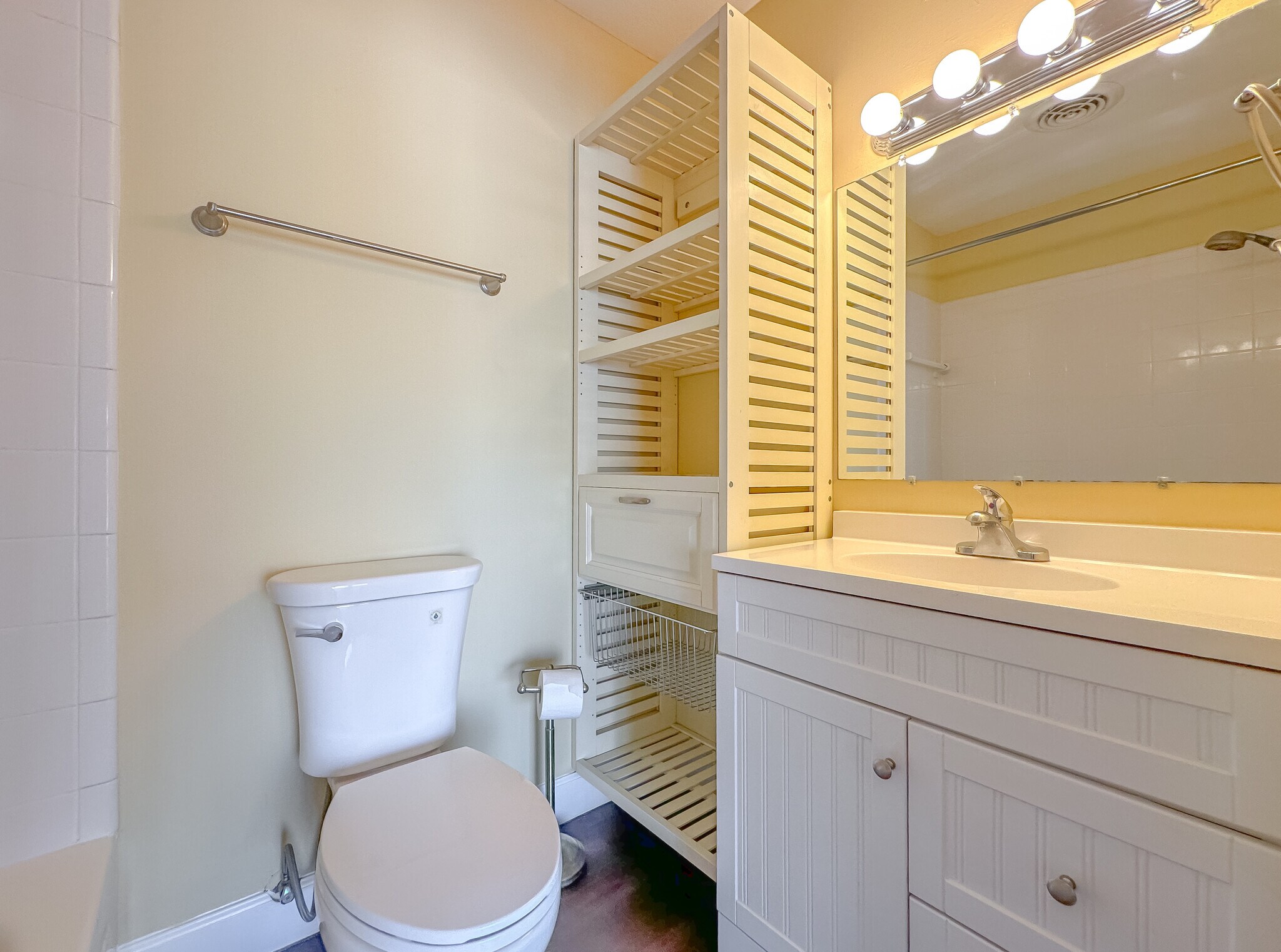 Building Photo - 2241 W Pensacola St