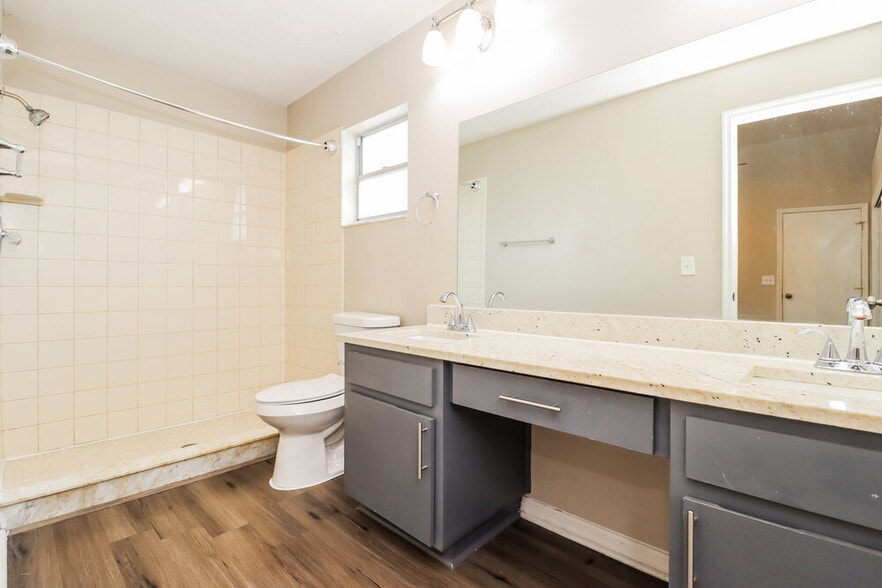 Building Photo - 12832 Dunhill Dr