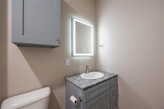 Building Photo - 910 Vly Oaks Ln