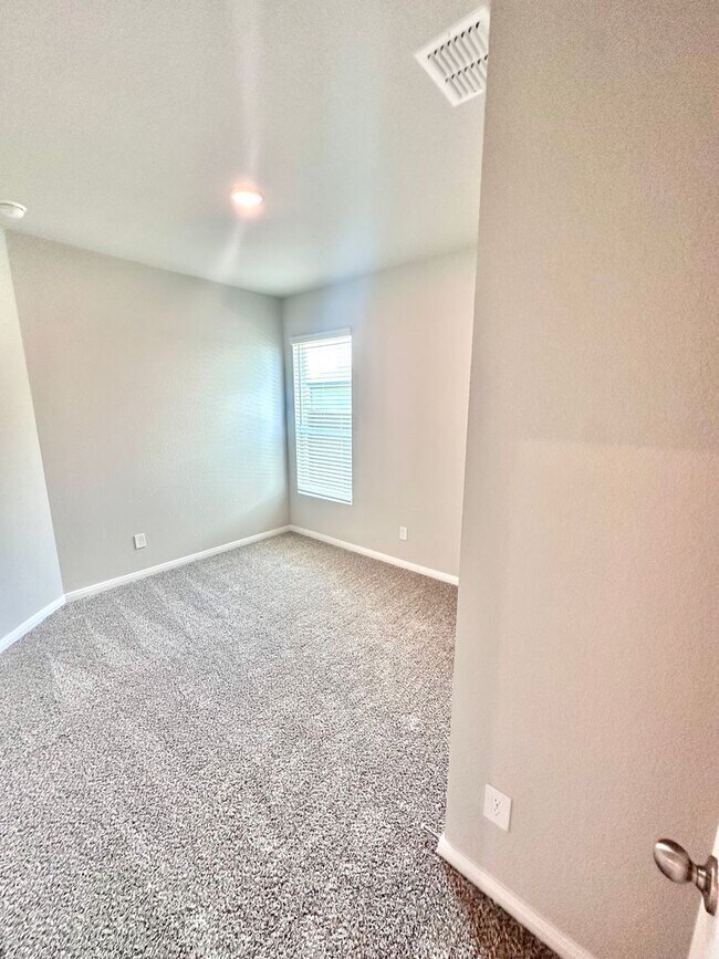 Building Photo - Luxury 3-Bed, 2-Bath Duplex in Buda!