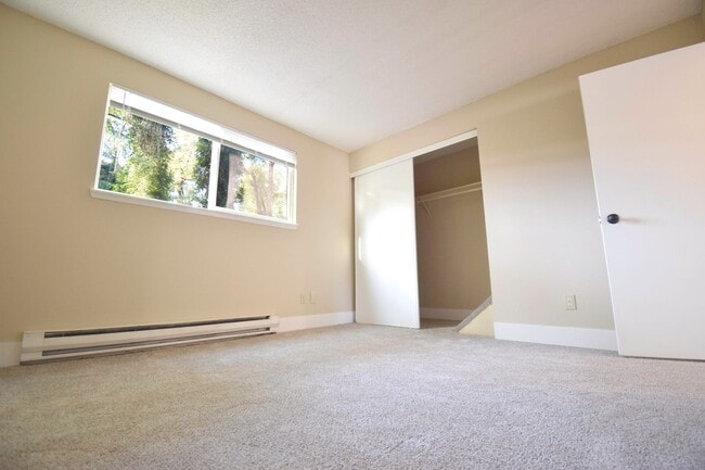 Building Photo - Spacious 2 BR Townhome in SW Portland! W/S/G is Included