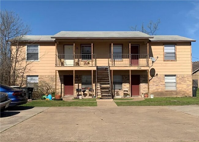Primary Photo - 1704 Cedarhill Dr