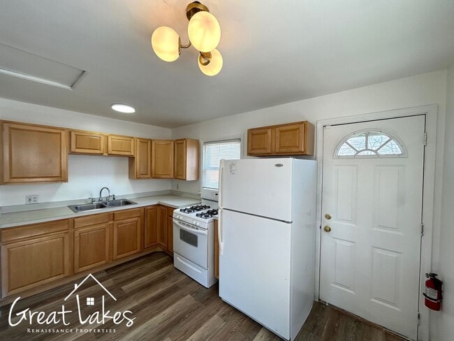 Building Photo - Beautiful 2 Bedroom 1 Bathroom now available for rent!