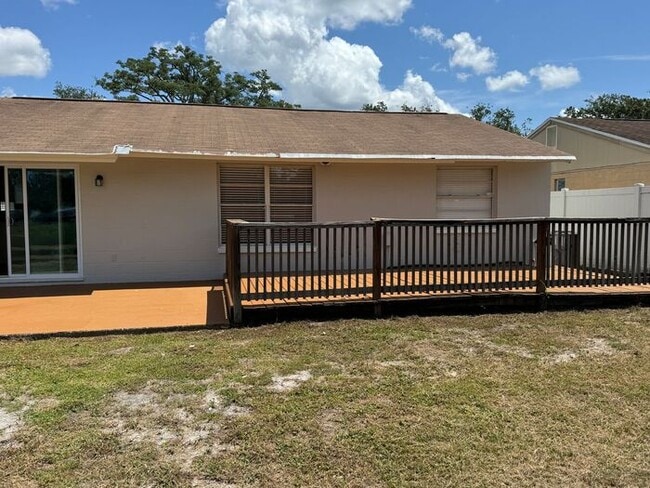 Building Photo - Freshly Updated Lake?Front Retreat in Desi...