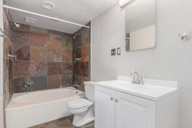 Building Photo - 2-Bedroom Condo in Citrus Acres Steps from...