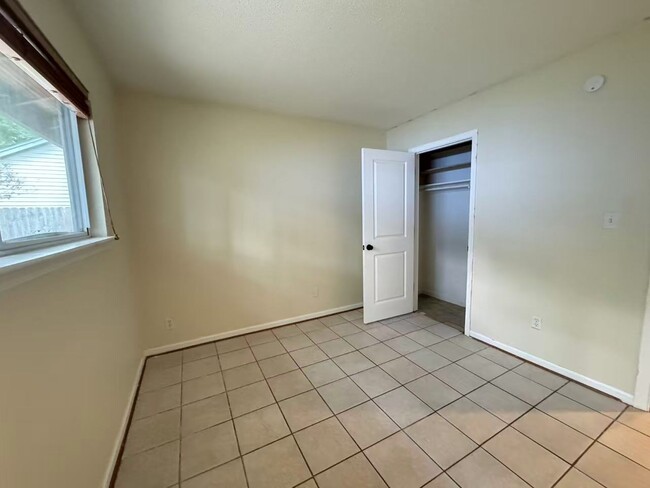 Building Photo - 1079 Tall Oak Dr