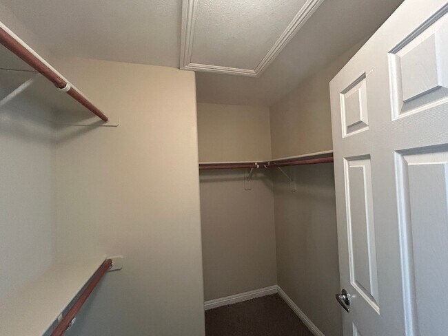 Building Photo - Townhome with garage