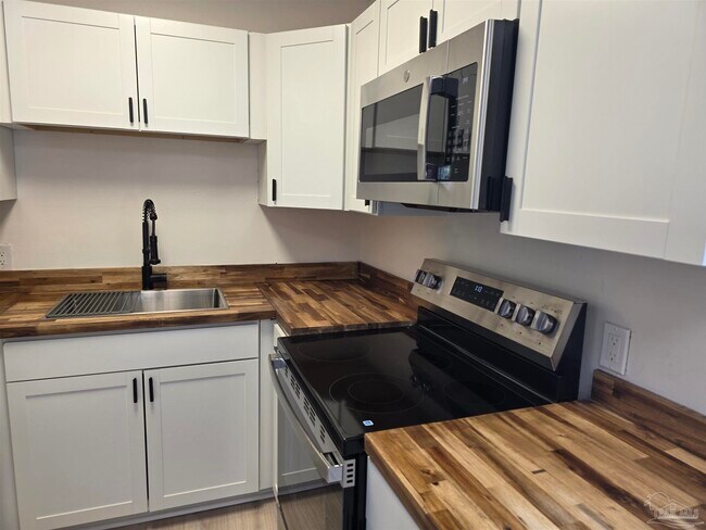 Building Photo - 207 Hart Dr