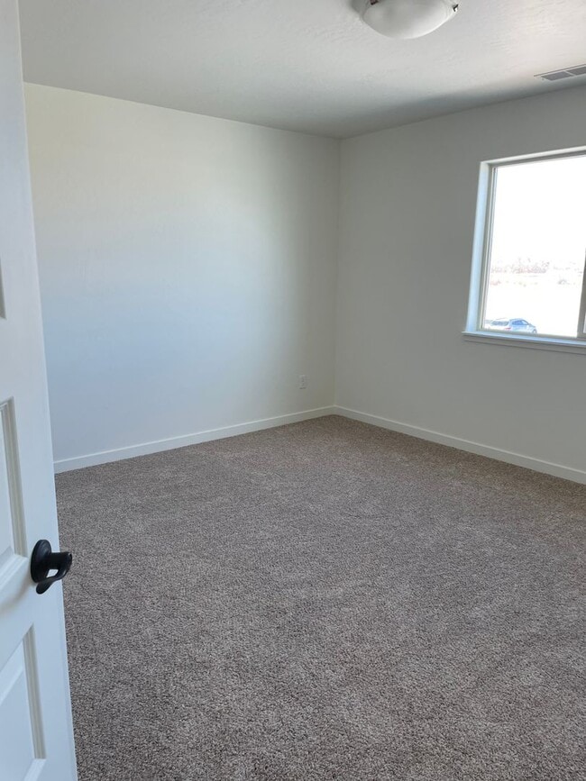 Building Photo - 3 Bedroom/2 1/2 bath, 2 car garage availab...
