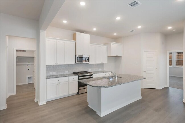 Building Photo - 3940 Mercedes Bend