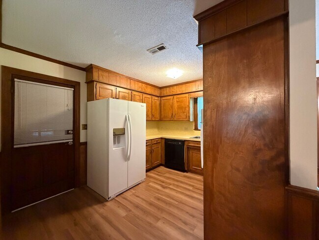 Building Photo - 124 Rock Creek Dr S